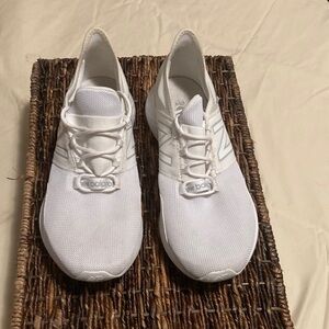 New Balance White Athletic Shoes Lightweight Design